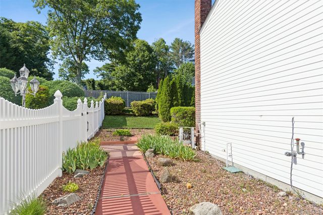 27 Spacecraft Lane, Hauppauge, NY 11788