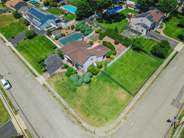 27 Spacecraft Lane, Hauppauge, NY 11788