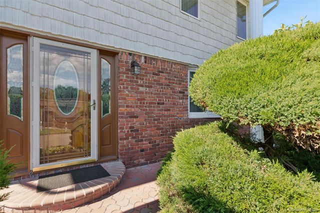 27 Spacecraft Lane, Hauppauge, NY 11788
