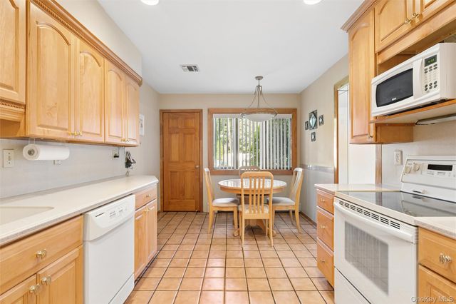 27 Spacecraft Lane, Hauppauge, NY 11788