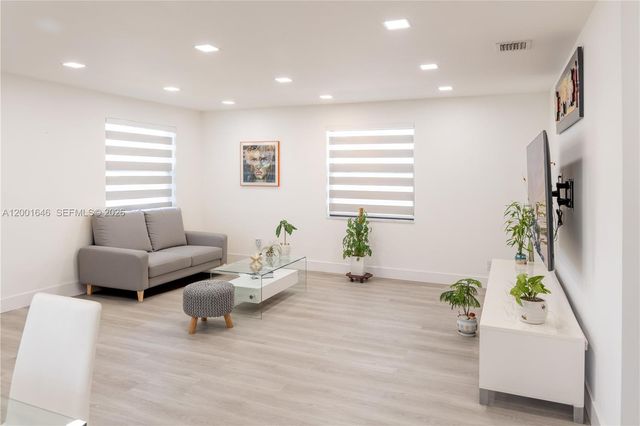 308 NW 2nd Ave, Hallandale Beach, FL 33009