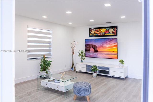 308 NW 2nd Ave, Hallandale Beach, FL 33009