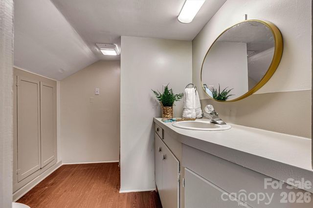 220 W 8th Street, Newton, NC 28658