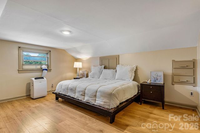 220 W 8th Street, Newton, NC 28658