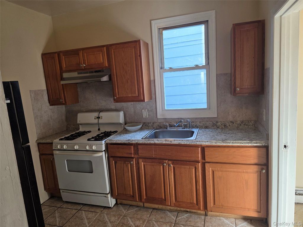 127 W Parmenter Street 1, Newburgh, NY 12550