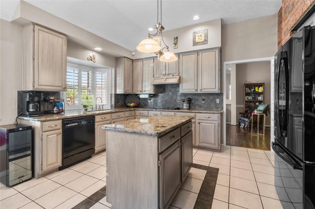 910 Knotty Elmwood Trail, Houston, TX 77062