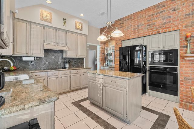 910 Knotty Elmwood Trail, Houston, TX 77062