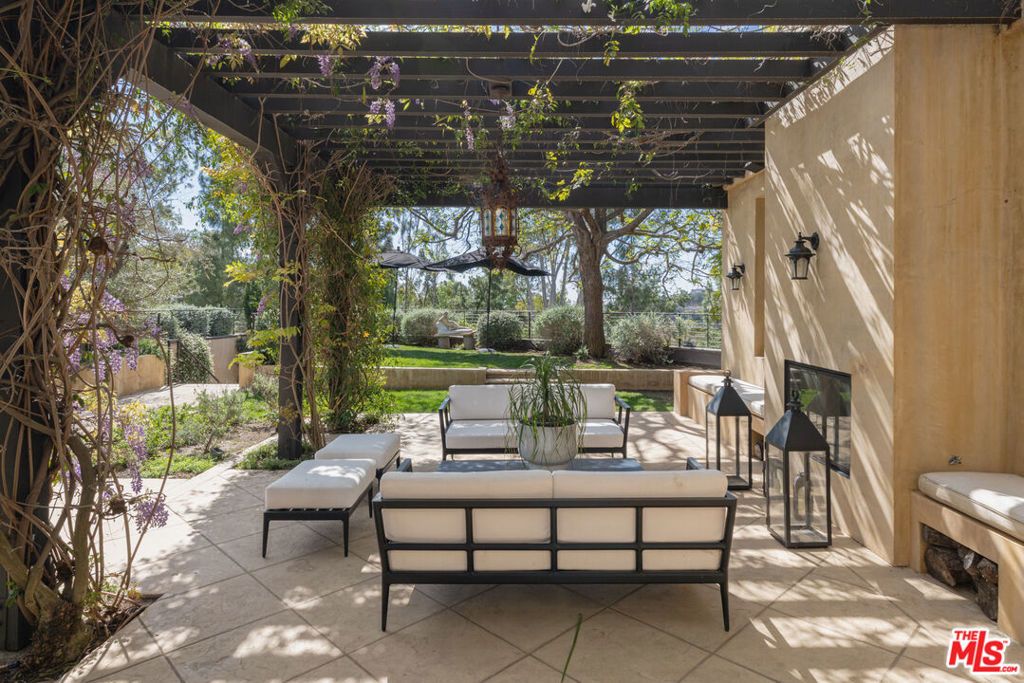 Image 13 of property listing at 13058 Rivers Road, Los Angeles, CA 90049