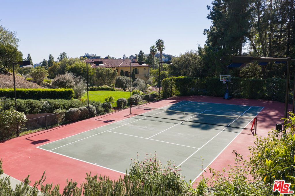 Image 14 of property listing at 13058 Rivers Road, Los Angeles, CA 90049