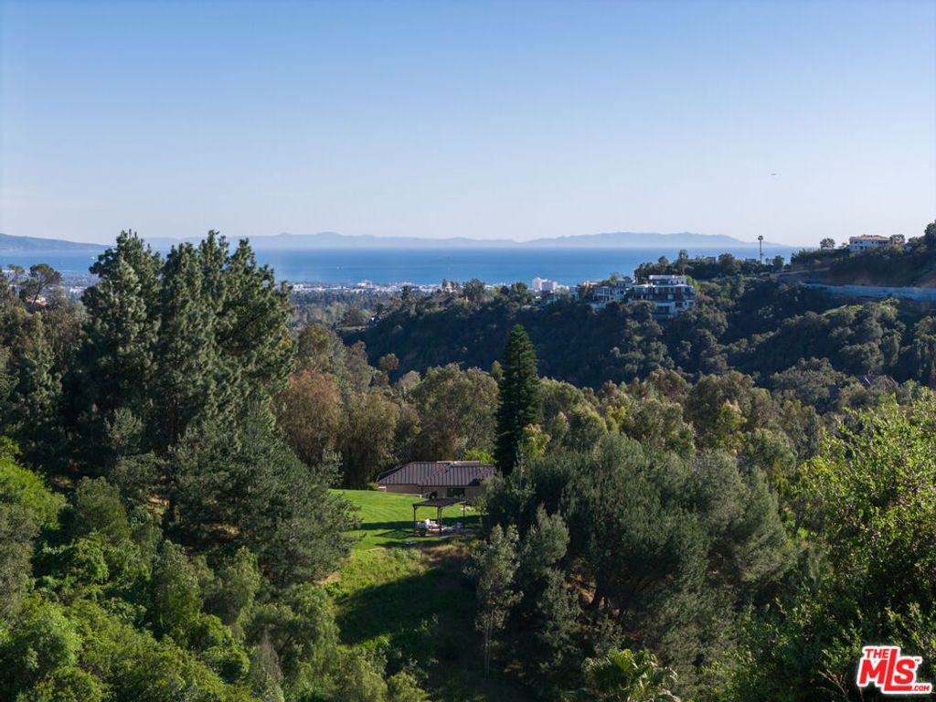 Image 15 of property listing at 13058 Rivers Road, Los Angeles, CA 90049