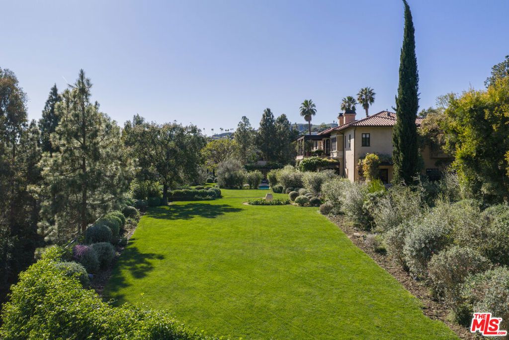 Image 3 of property listing at 13058 Rivers Road, Los Angeles, CA 90049