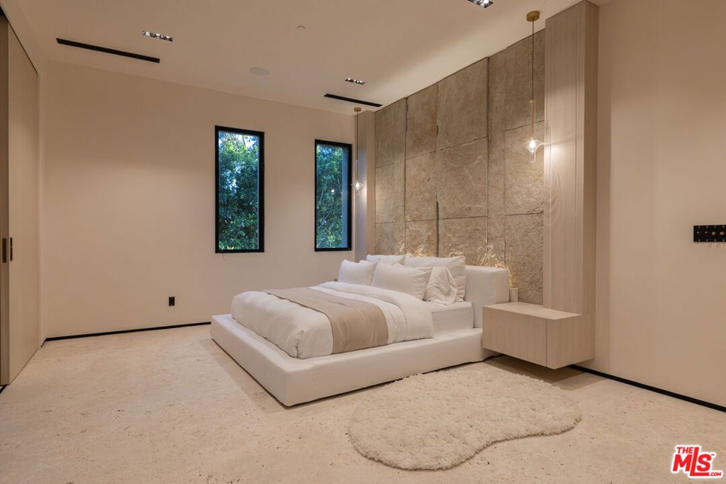 Image 7 of property listing at 13058 Rivers Road, Los Angeles, CA 90049
