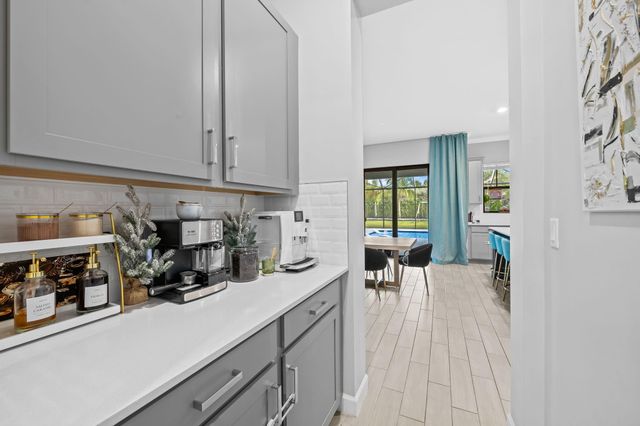 810 Hookline Circle, Loxahatchee, FL 33470