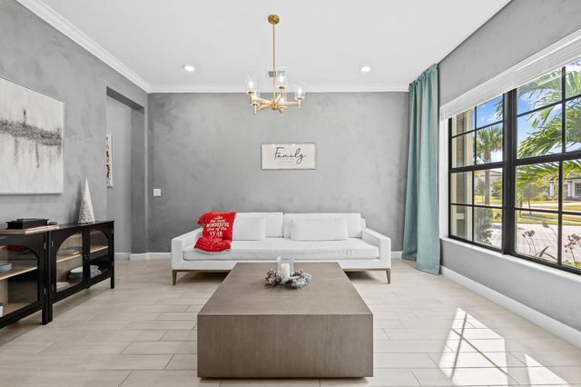 810 Hookline Circle, Loxahatchee, FL 33470