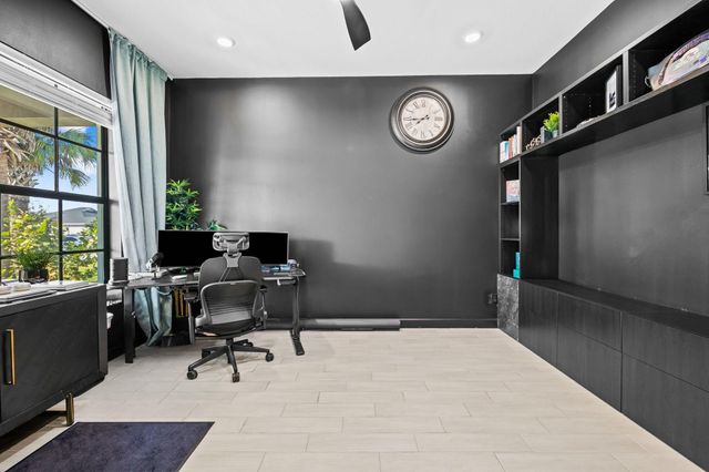 810 Hookline Circle, Loxahatchee, FL 33470