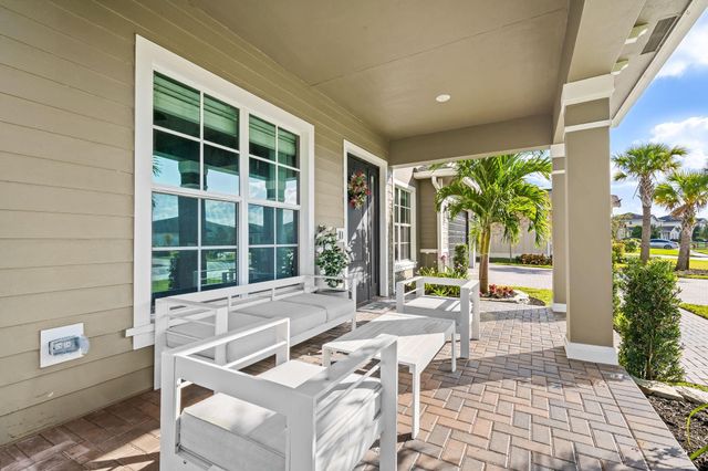 810 Hookline Circle, Loxahatchee, FL 33470