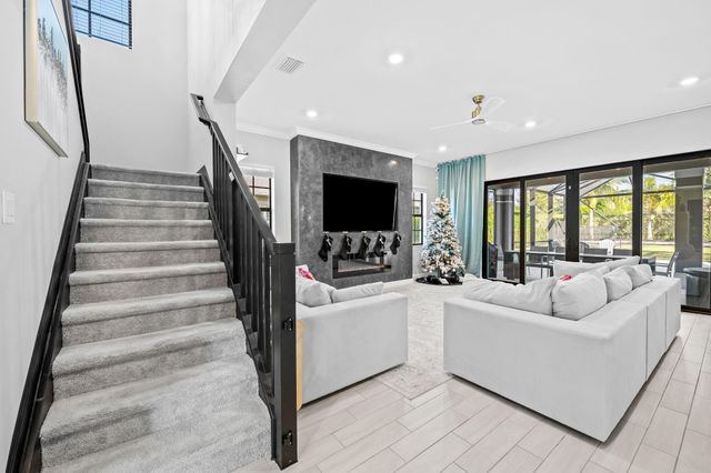 810 Hookline Circle, Loxahatchee, FL 33470