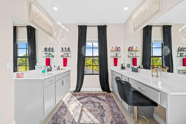 810 Hookline Circle, Loxahatchee, FL 33470