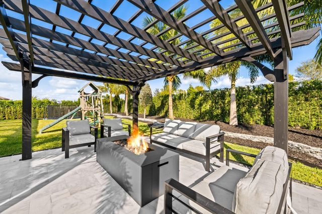 810 Hookline Circle, Loxahatchee, FL 33470