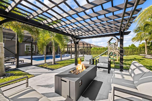 810 Hookline Circle, Loxahatchee, FL 33470