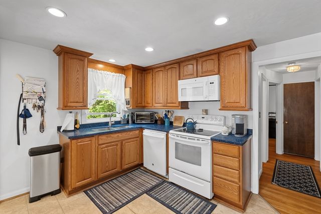 16 Mars Dr, Shrewsbury, MA 01545