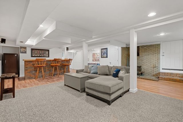 16 Mars Dr, Shrewsbury, MA 01545