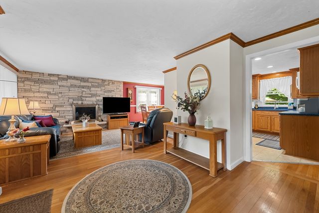 16 Mars Dr, Shrewsbury, MA 01545