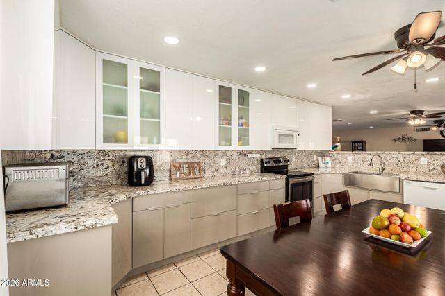 2 E MURIEL Drive, Phoenix, AZ 85022