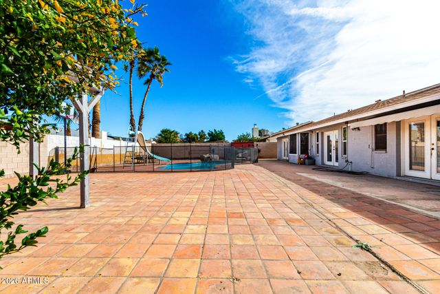 2 E MURIEL Drive, Phoenix, AZ 85022