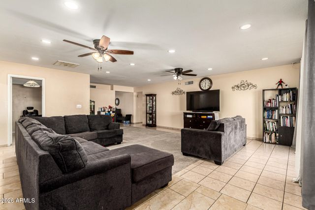 2 E MURIEL Drive, Phoenix, AZ 85022