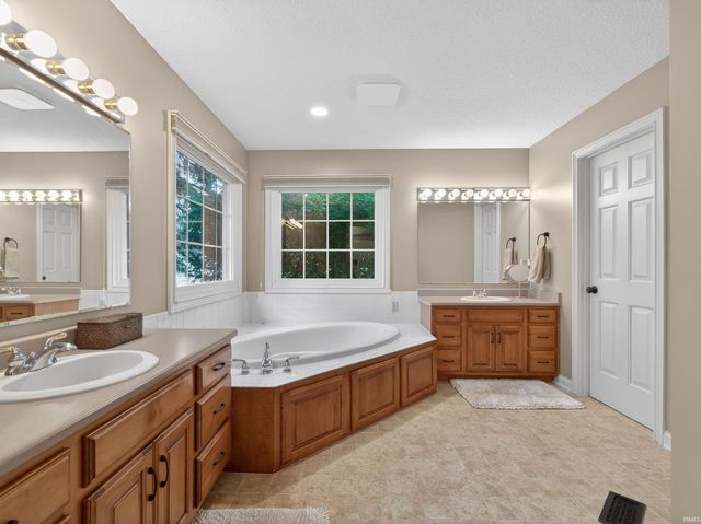 9811 Stowaway Cove, Fort Wayne, IN 46835