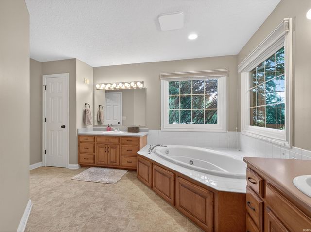 9811 Stowaway Cove, Fort Wayne, IN 46835