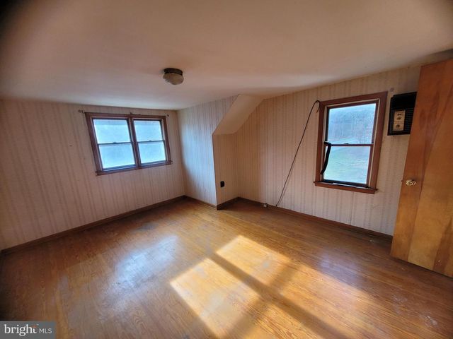 9492 CUMBERLAND RD, Springfield, WV 26763