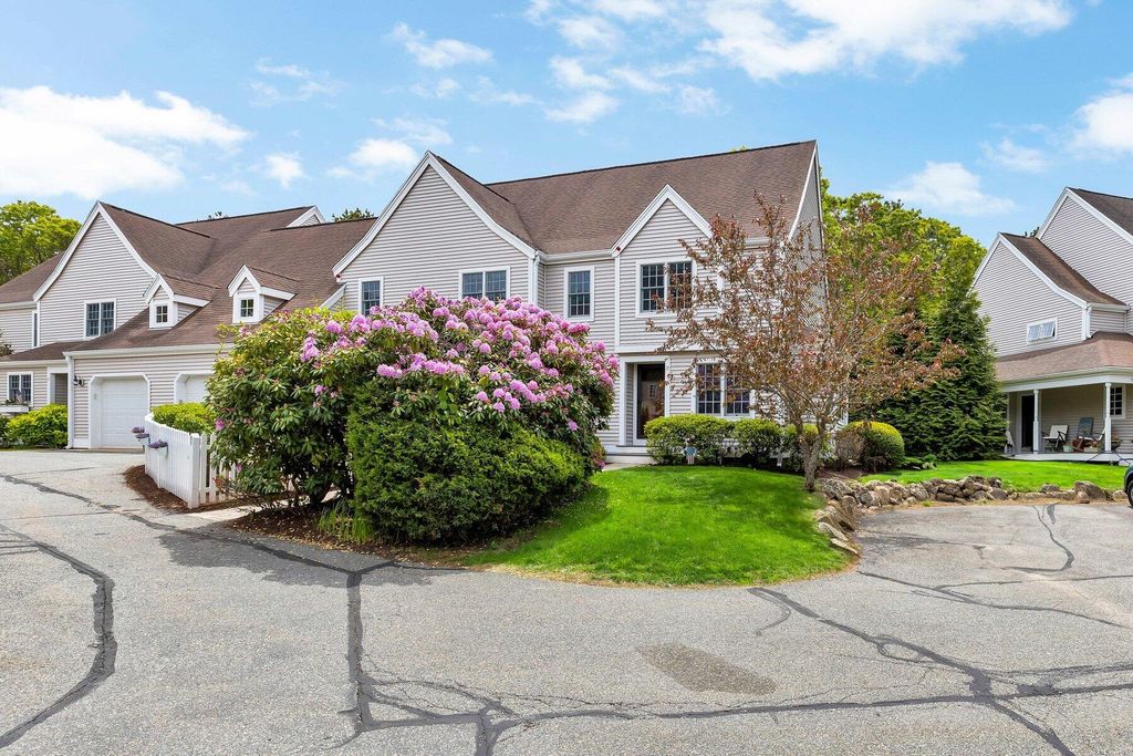 17 Hampton Court, Mashpee, MA 02649