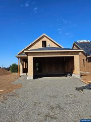 880 Chestnut Wy, Silverton, OR 97381