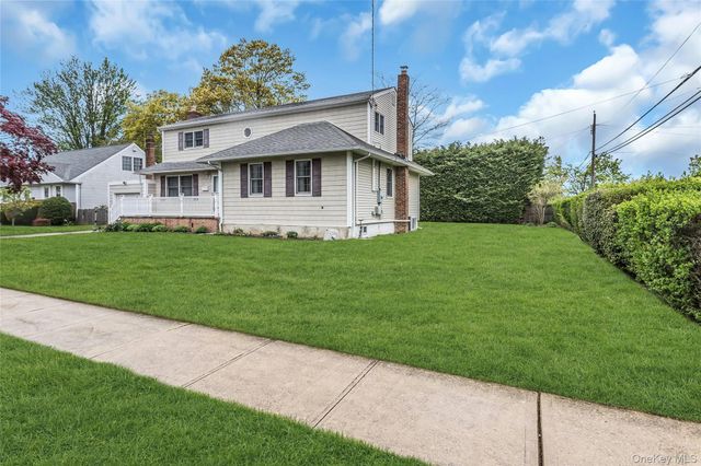 604 Center Briarwood Avenue, West Islip, NY 11795