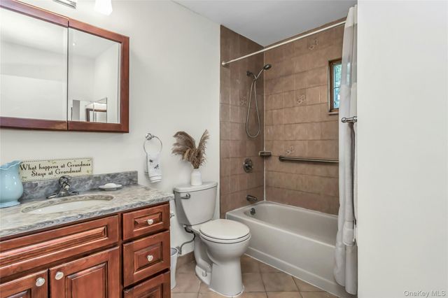 604 Center Briarwood Avenue, West Islip, NY 11795