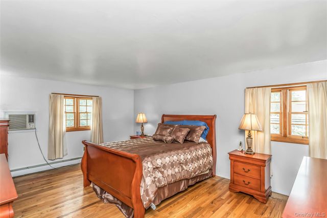 604 Center Briarwood Avenue, West Islip, NY 11795