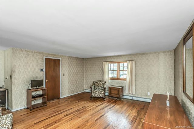 604 Center Briarwood Avenue, West Islip, NY 11795