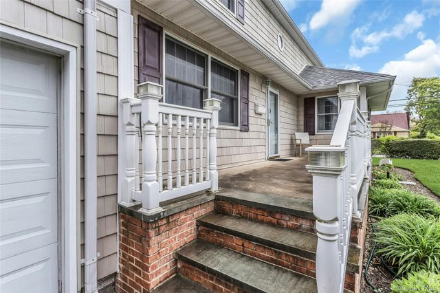 604 Center Briarwood Avenue, West Islip, NY 11795