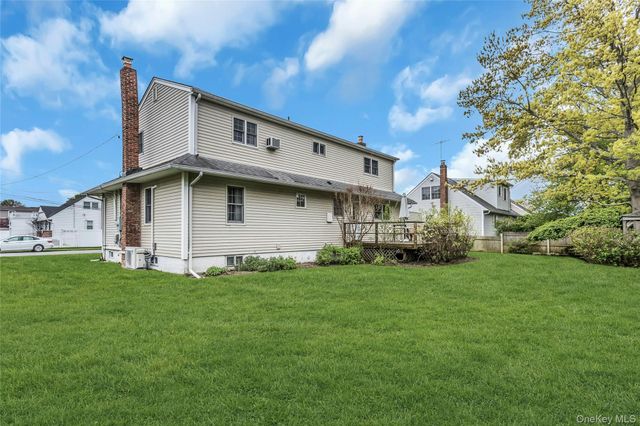 604 Center Briarwood Avenue, West Islip, NY 11795
