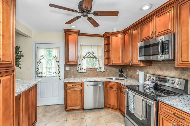 604 Center Briarwood Avenue, West Islip, NY 11795