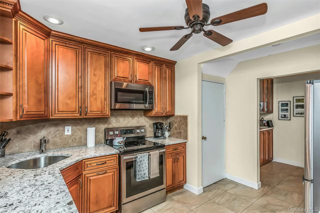604 Center Briarwood Avenue, West Islip, NY 11795