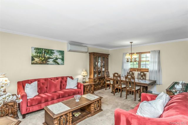 604 Center Briarwood Avenue, West Islip, NY 11795