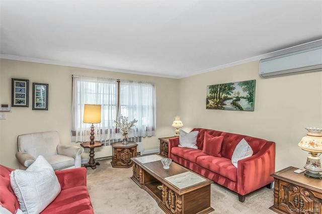 604 Center Briarwood Avenue, West Islip, NY 11795