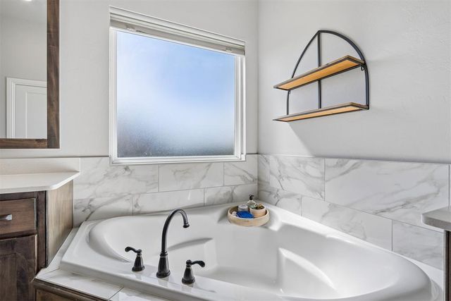 6140 Amberly Drive, Edmond, OK 73025