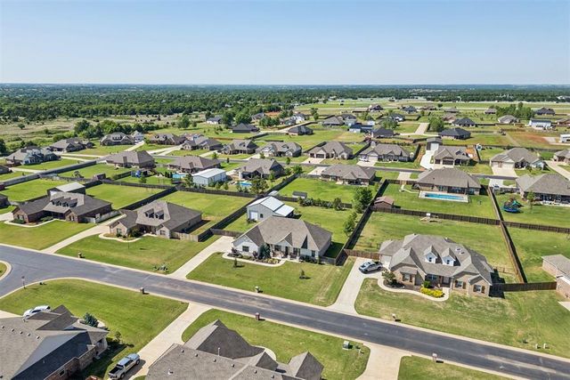 6140 Amberly Drive, Edmond, OK 73025