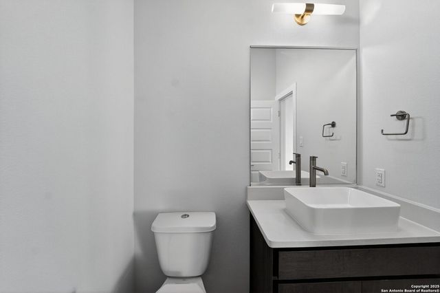 1606 N Hackberry St Unit 204, San Antonio, TX 78208