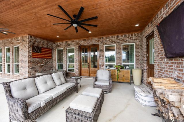 9527 Burnside Rd, Bueche, LA 70729