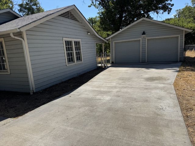 507 Poindexter Avenue, Cleburne, TX 76033